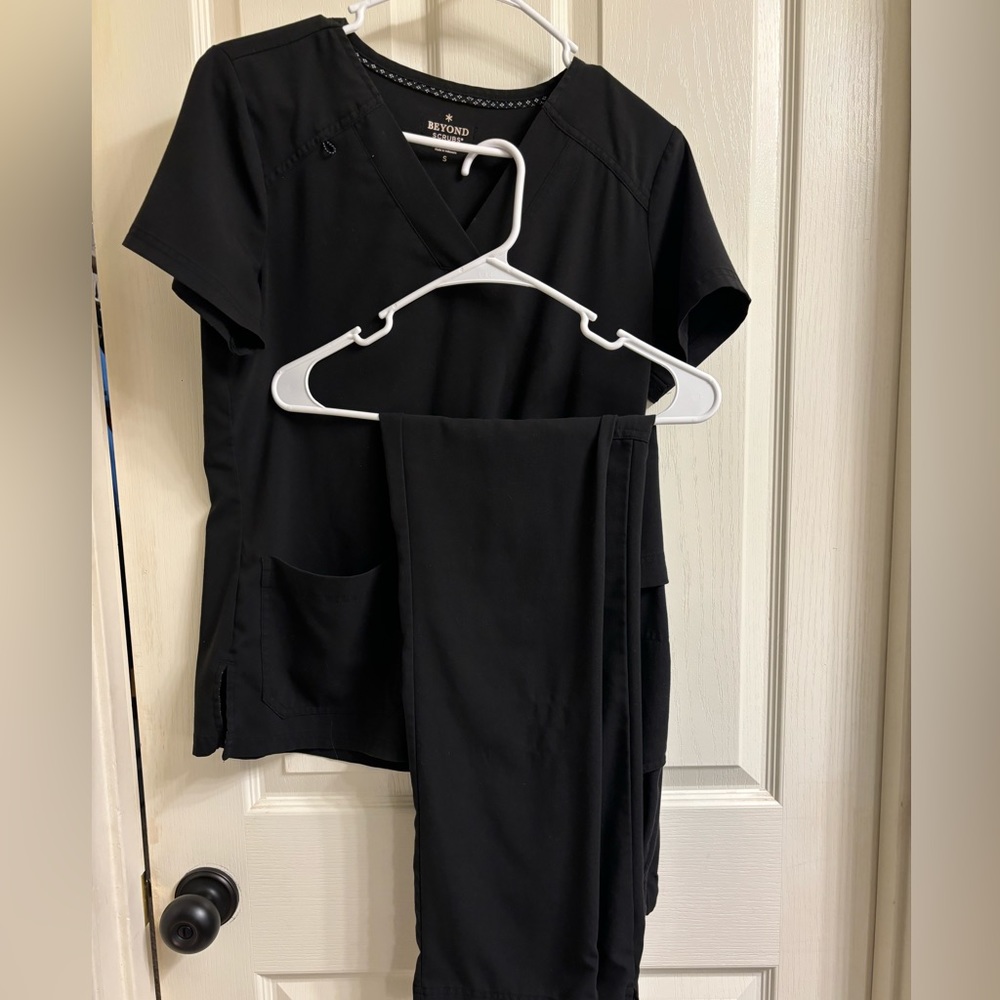 Black small/xs Beyond Scrubs set